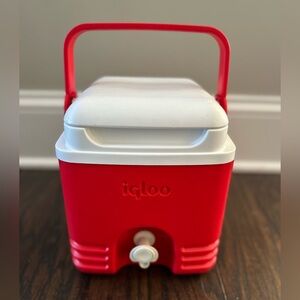 Vintage Igloo Red and White Cooler with spigot
Great condition!